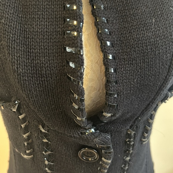 Black sweater vest with trim - Picture 3 of 9